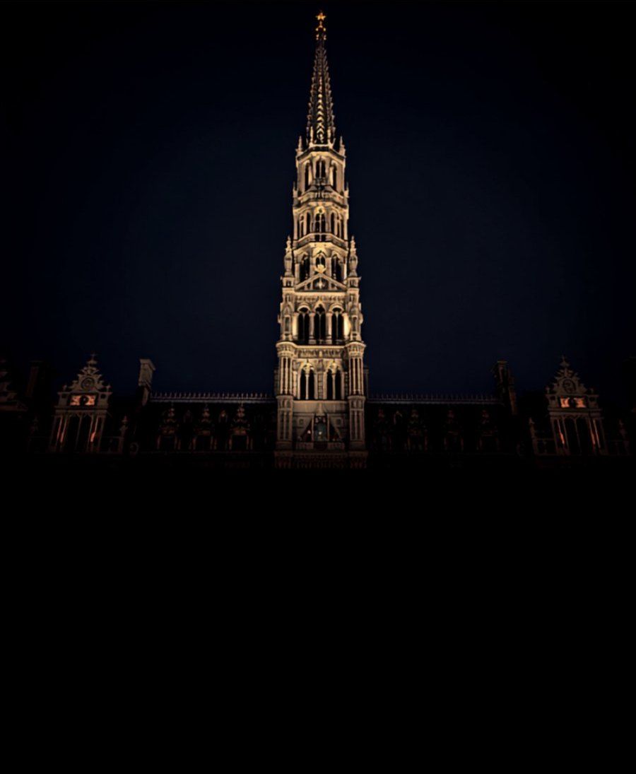 Flèche de l’hôtel de ville sur la Grand-Place de Bruxelles la nuit
